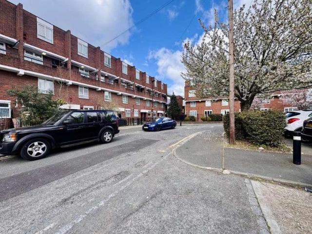 Flat for sale in London Borough of Hounslow, Greater London