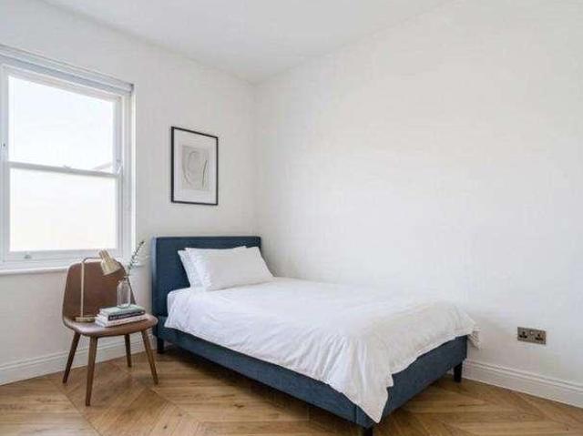 Flat for sale in Kilburn, Greater London