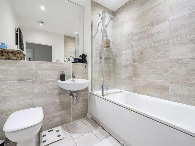 Flat for sale in Buckler's Park, Crowthorne