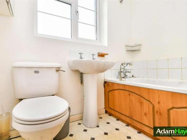 Flat for sale in Woodside Park, Greater London