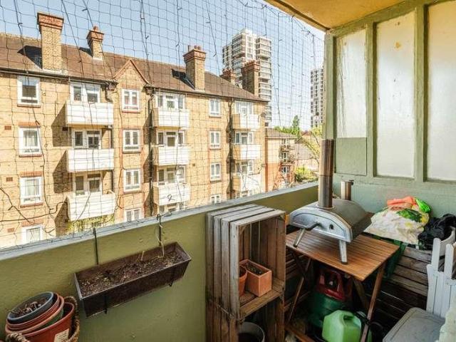 Flat for sale in Camberwell, Greater London