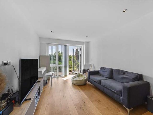Flat for sale in London Borough of Hounslow, Greater London