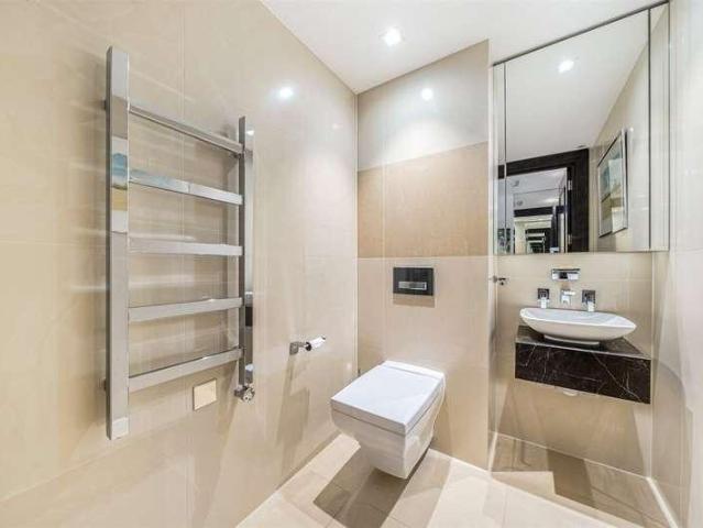 Flat for sale in Kensington, Greater London