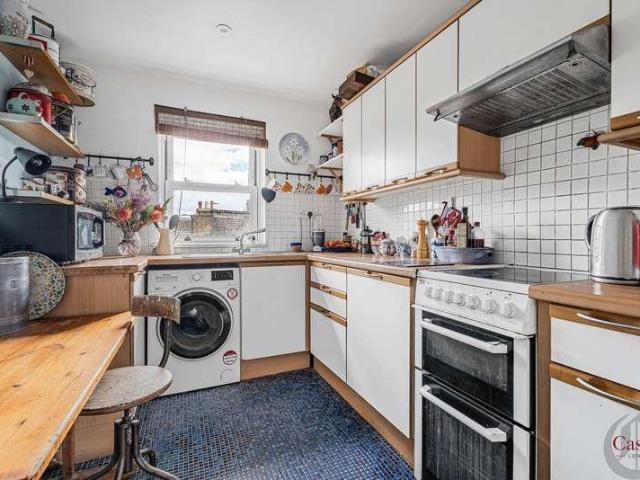 Flat for sale in London Borough of Hackney, Greater London