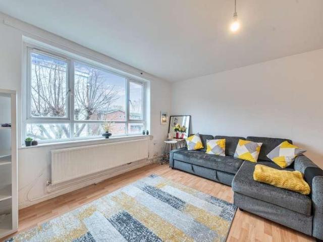 Flat for sale in London Borough of Lewisham, New Cross