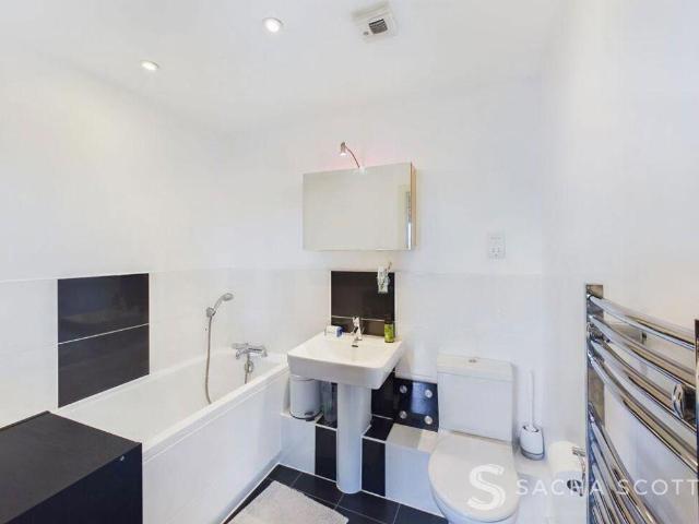 Flat for sale in Woodcote, Epsom