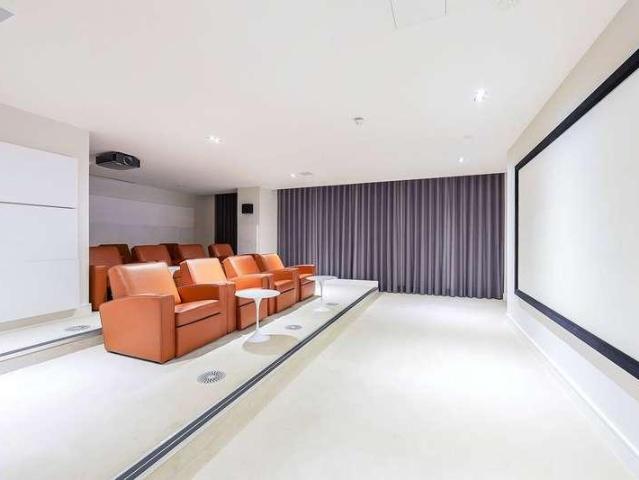 Flat for sale in Isle Of Dogs, Greater London
