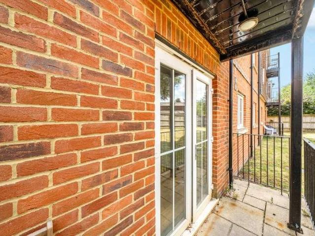Flat for sale in Red Hill, Surrey