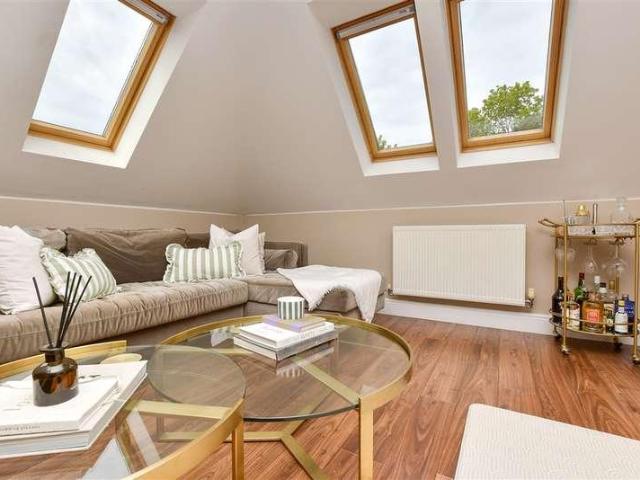 Flat for sale in Red Hill, Surrey