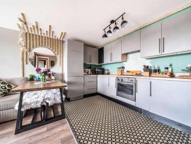 Flat for sale in Heol-las, Surrey