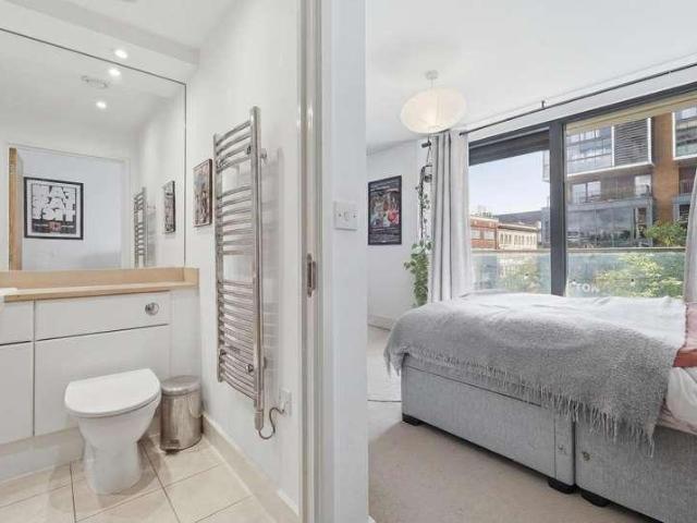 Flat for sale in Dalston, De Beauvoir Town