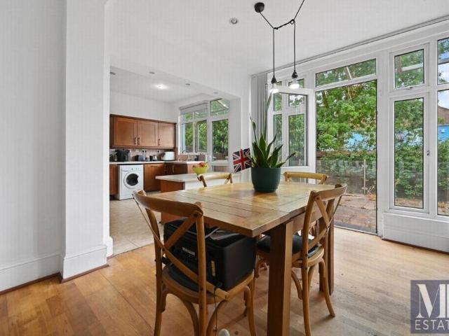 Flat for sale in West Hampstead, Greater London