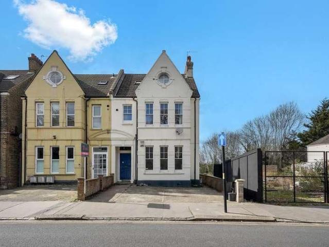 Flat for sale in London Borough of Croydon, Greater London