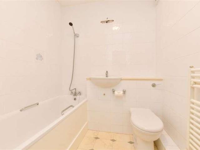 Flat for sale in Carshalton Beeches, Greater London