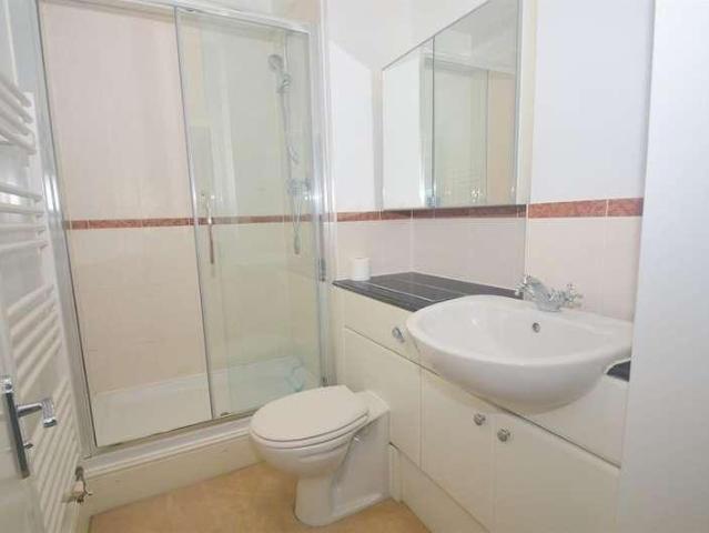 Flat for sale in Manor Park, Epsom