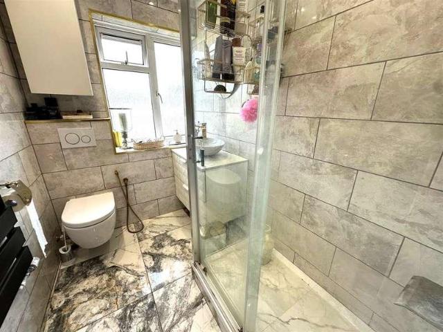 Flat for sale in Feltham, Feltham