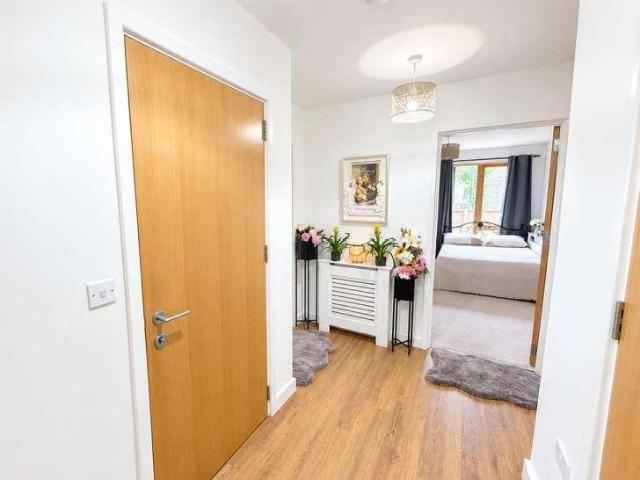 Flat for sale in London Borough of Ealing, Greater London