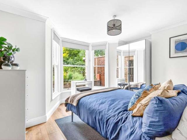 Flat for sale in Finsbury Park, Greater London