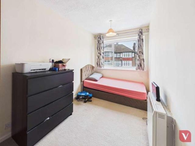 Flat for sale in Spring Park, Luton