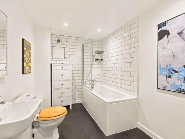 Flat for sale in London Borough of Lambeth, Greater London