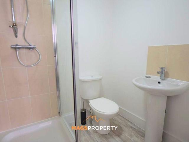 Flat for sale in Islington, Calderstones