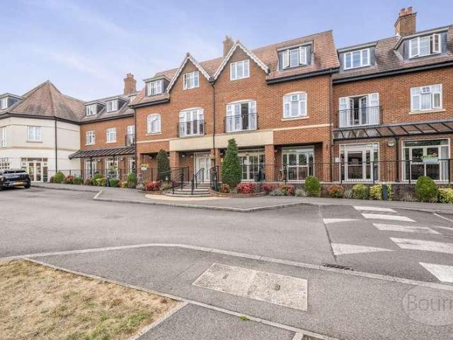 Flat for sale in Fole, Surrey