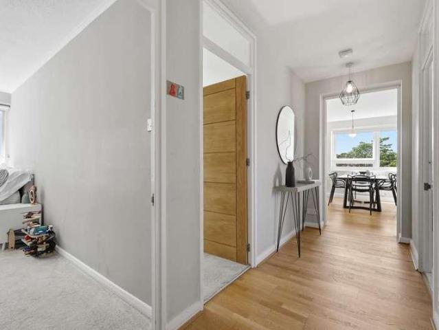 Flat for sale in Snaresbrook, Greater London