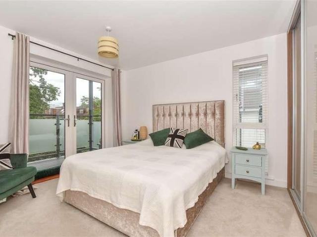 Flat for sale in Southborough, Sandown Park