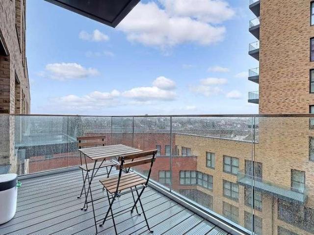 Flat for sale in London Borough of Ealing, Greater London
