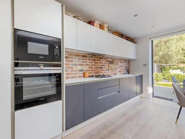 Flat for sale in London Borough of Merton, Raynes Park