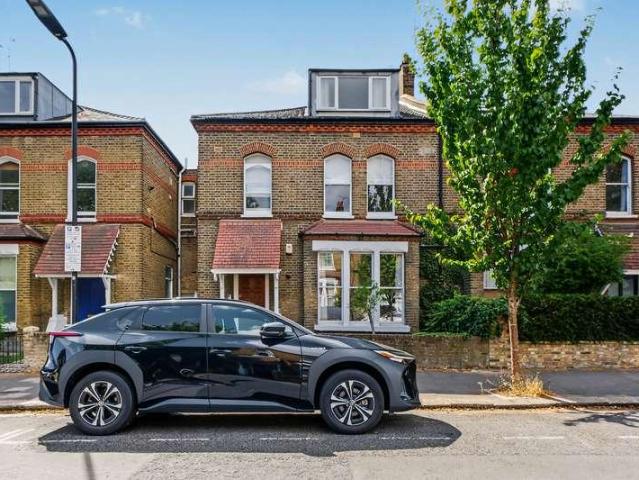 Flat for sale in Brownswood Park, Stoke Newington