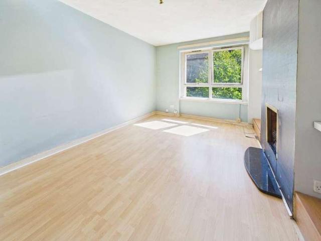 Flat for sale in Shawmoss, Shawlands