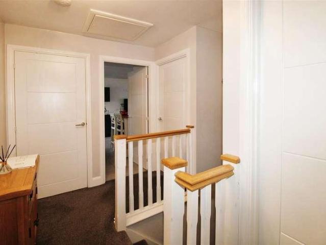 Flat for sale in Greengates, West Yorkshire