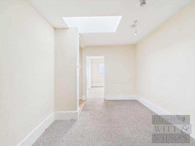 Flat for sale in Bohemia, Guestling Green