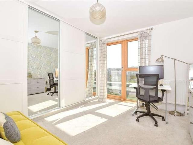 Flat for sale in Tonbridge, Tonbridge and Malling