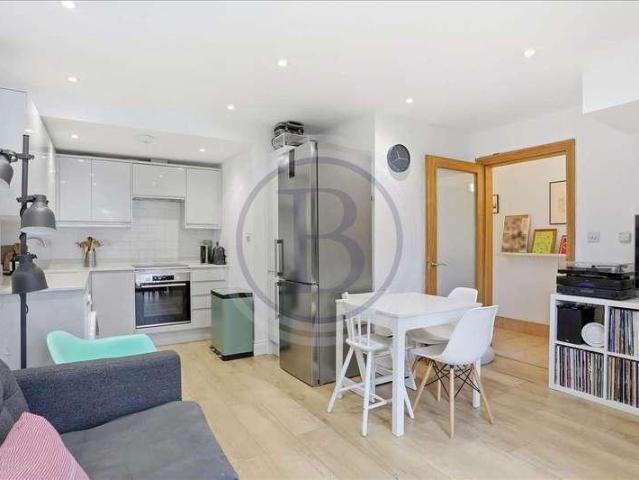 Flat for sale in Holloway, Greater London