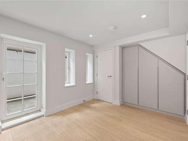 Flat for sale in Finsbury Park, Greater London