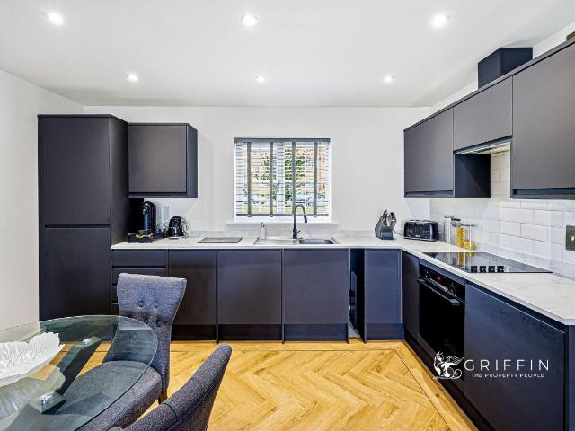 Flat for sale in Purfleet, Essex
