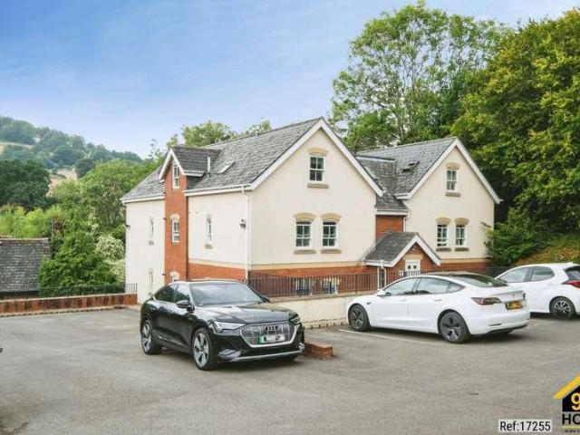 Flat for sale in Thrupp, School House