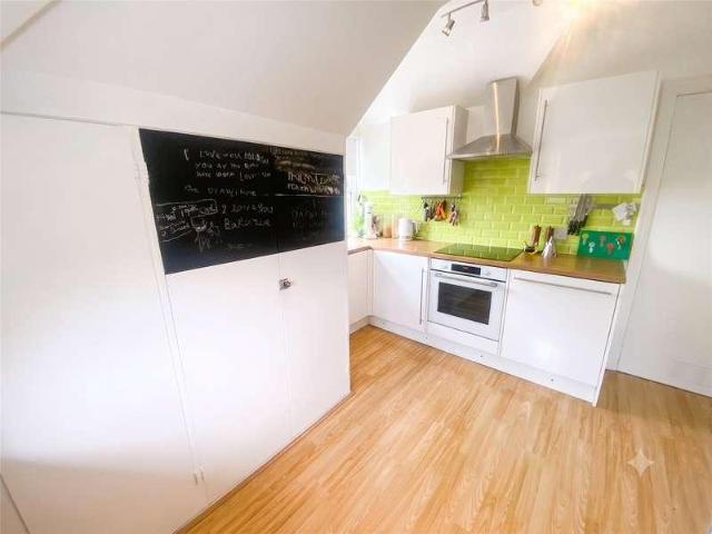 Flat for sale in Heol-las, Surrey