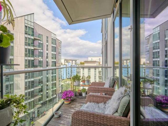 Flat for sale in Wandsworth, Greater London