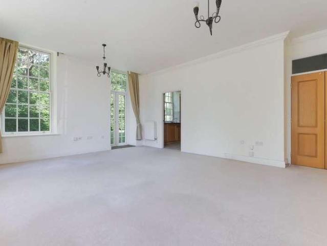 Flat for sale in West Ewell, Epsom