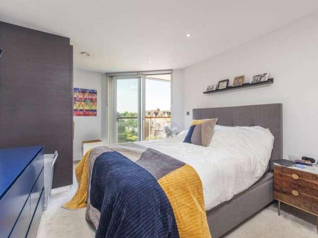 Flat for sale in Mill Hill, Greater London