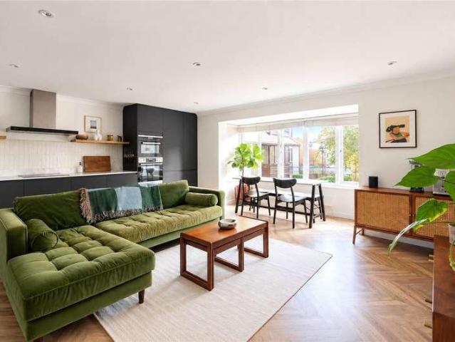 Flat for sale in London Borough of Southwark, Greater London