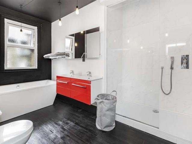 Flat for sale in Brondesbury, Greater London