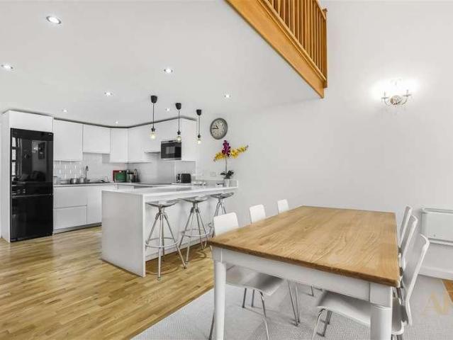 Flat for sale in Hoxton, Greater London