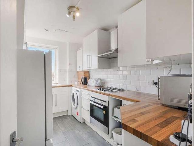 Flat for sale in London Borough of Croydon, Waddon