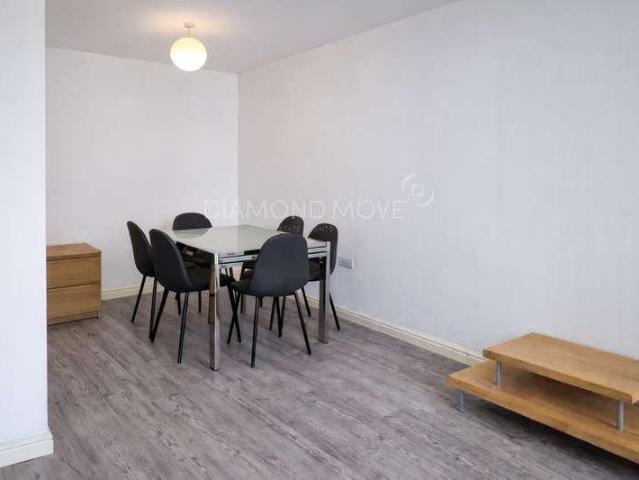 Flat for sale in London Borough of Hounslow, Greater London