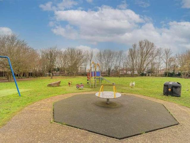 Flat for sale in Chapel End, Highams Park