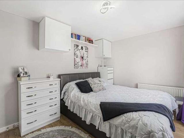 Flat for sale in Monks Orchard, Kent
